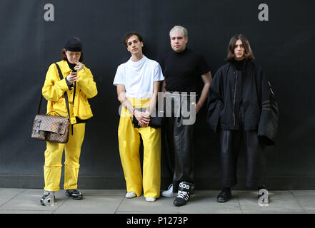 Fashionistas Berthold tragen außerhalb der BFC Showspace im Vorfeld des Designer zeigen bei der London Fashion Week Männer SS 19. Stockfoto