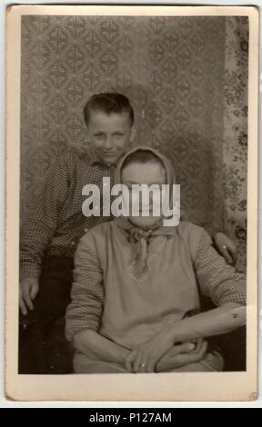 Die tschechoslowakische SOZIALISTISCHE REPUBLIK - um 1960 s: Vintage Foto zeigt Enkel Großmutter. Stockfoto