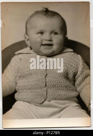 Die tschechoslowakische SOZIALISTISCHE REPUBLIK - um 1960 s: Vintage Porträt zeigt Kleinkind Mädchen auf einem Sessel sitzt. Schwarz & Weiß antik Foto. Stockfoto