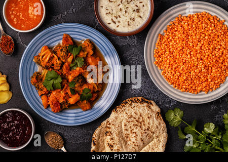 Traditionelle indische Curry mit Linsen. Ansicht von oben. Stockfoto