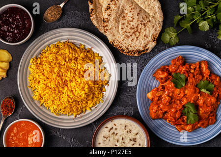 Traditionelle indische Curry mit Reis. Ansicht von oben. Stockfoto