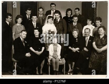 Die Tschechoslowakische Sozialistische Republik - 1970 s: Vintage Foto zeigt Brautpaare und Hochzeitsgäste. Stockfoto