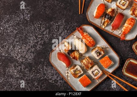 Sushi Set: Sushi und Sushi Rollen auf Platte, Ansicht von oben. Stockfoto