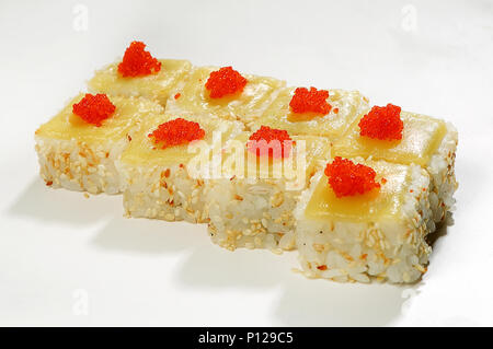 Gebackene Brötchen (Tiger Garnelen, Lachs, holländischen Käse, tobiko, Spice Sauce, Sesam). Stockfoto