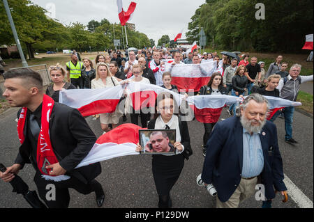 Harlow, Essex, UK. 3. September 2016. Hunderte von Menschen an einem Marsch der Stille im Zentrum von Harlow, Essex, an. Der März, weitgehend aus Stockfoto