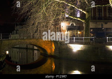 Die Kreuzung der drei Kanäle: Groenerei, begeistern und Sint-annarei und die Molenbrug Bridge bei Nacht, Brügge, Belgien Stockfoto