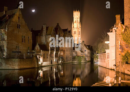 Rozenhoedkaai, (Rosenkranz Quay), Brügge, Belgien: Die Belfort, oder Glockenturm, auf einen ruhigen Winter Nacht beleuchtet, in diesem, die klassische Ansicht der Brügge: Stockfoto