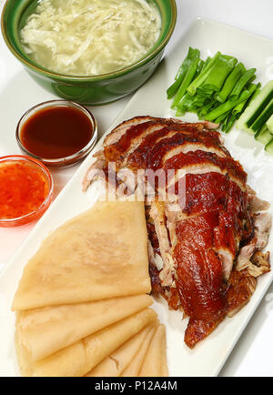 Peking Ente (Ente mit Ingwer mariniert, Honig und Gewürzen in einem klassischen chinesischen Rezeptur, gebratenes Filet serviert mit Pfannkuchen, Gurken, Frühlingszwiebeln, Ente b Stockfoto