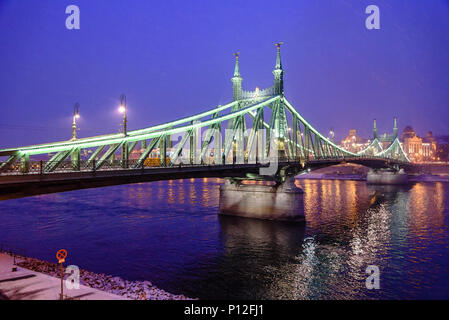 Eine Straßenbahn kreuzt den Schnee Liberty Bridge in Budapest abgedeckt Stockfoto