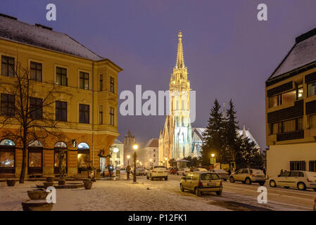 Der Matthias Kirche mit Schnee auf dem Boden in Budapest, Ungarn Stockfoto