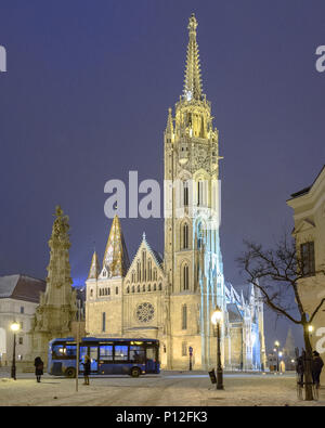 Der Matthias Kirche mit Schnee auf dem Boden in Budapest, Ungarn Stockfoto