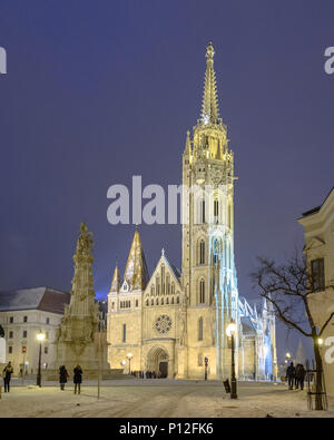 Der Matthias Kirche mit Schnee auf dem Boden in Budapest, Ungarn Stockfoto