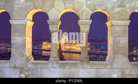 Das ungarische Parlament Gebäude durch die Fenster des Fisherman's Bastion in Budapest gesehen im Winter Stockfoto