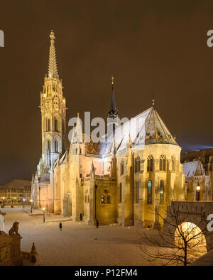 Der Matthias Kirche im Winter mit Schnee in der Nacht in Budapest, Ungarn Stockfoto