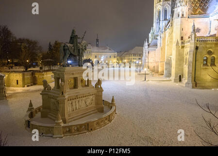 Die Reiterstatue des Heiligen Stephan an der Matthias Kirche mit Schnee Stockfoto