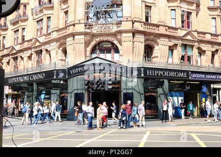Hippodrom Casino, Leicester Square, London, UK, die Leute in der Sonne. Theater- und Tourismus. Stockfoto