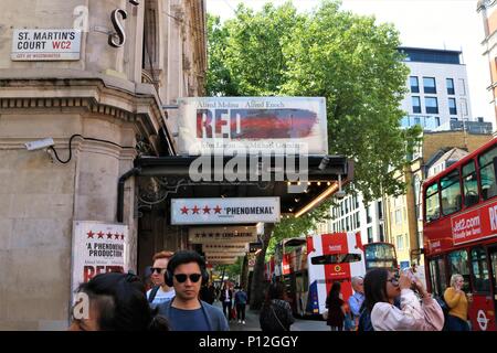 Wyndham's Theatre, Gericht, St Martin's, London, UK Rot das Spiel mit den Menschen einen Spaziergang rund um die Sonne. Theater- und Tourismus. Stockfoto