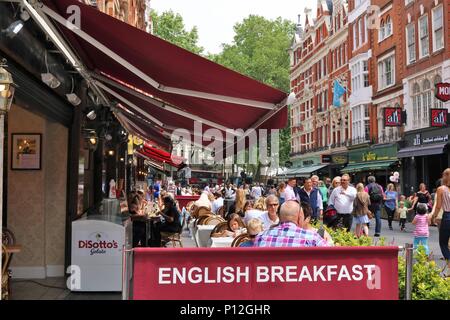 Leicester Square/St Martin's Court Gegend von London, Großbritannien, die Menschen einen Spaziergang rund um die Sonne. Theater- und Tourismus. Stockfoto