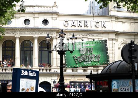 Das Garrick Theatre im West End, auf der Charing Cross Road, in der Stadt von Westminster, Großbritannien. Übersicht Young Frankenstein. Stockfoto