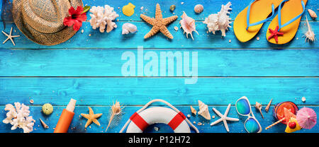 Strand-Accessoires auf blau Planke - Sommerurlaub-Banner Stockfoto