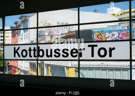 Berlin, Deutschland - Juni, 2018: Die Fenster Der U-Bahnhof Kottbusser Tor in Berlin Kreuzberg Stockfoto