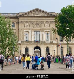 Leute, Touristen, Besucher, versammelt auf der Pont des Arts, der "Liebe Schlösser Bridge bekannt", gegenüber vom Louvre Museum, Paris, Frankreich Stockfoto