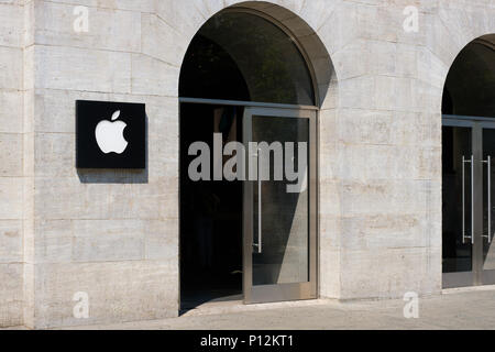 Berlin, Deutschland - Juni 09, 2018: Eingang und Logo/Markenemblem von Apple Apple Store Fassade in Berlin, Deutschland. Apple Inc. ist ein US-amerikanischer mult Stockfoto