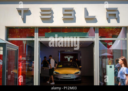 Berlin, Deutschland - Juni 2018: Tesla Logo/Markennamen auf shop Fassade in Berlin. Tesla, Inc. ist ein US-amerikanisches multinationales Unternehmen in e spezialisiert Stockfoto