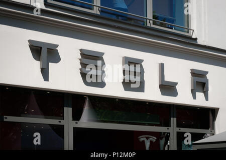 Berlin, Deutschland - Juni 2018: Tesla Logo/Markennamen auf shop Fassade in Berlin. Tesla, Inc. ist ein US-amerikanisches multinationales Unternehmen in e spezialisiert Stockfoto