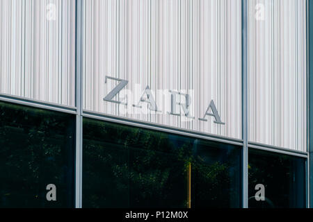 Berlin, Deutschland - Juni 09, 2018: Das Logo/Marke Zara am store Fassade in Berlin, Deutschland. Zara ist eine spanische Mode, Kleidung und accesso Stockfoto