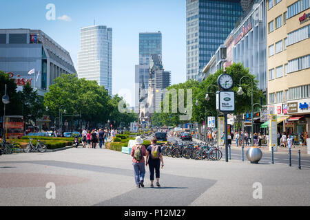 Berlin, Deutschland - Juni, 2018: Zwei Reisende mit Rucksäcken am berühmten Shopping Boulevard Kurfürstendamm, auch Ku'Damm in Berlin, Deutschland Stockfoto