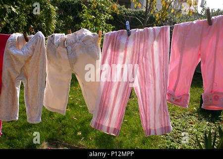 Baby Kleidung Trocknen in der Sonne auf der Wäscheleine Stockfoto