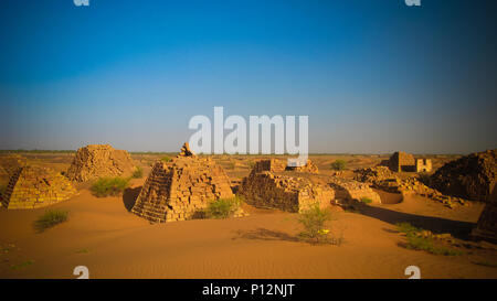 Panorama von Meroe Pyramiden in der Wüste bei Sonnenaufgang, Sudan, Stockfoto