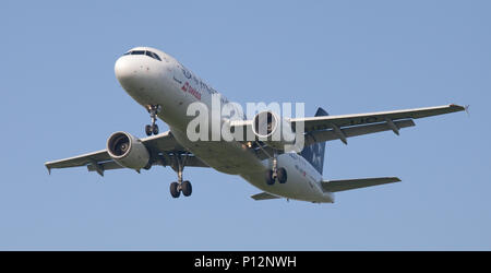 Swiss International Air Lines Airbus A320 mit der Immatrikulation HB-IJO in Star Alliance Livery im Endanflug zum Flughafen London Heathrow LHR Stockfoto