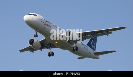 Swiss International Air Lines Airbus A320 mit der Immatrikulation HB-IJO in Star Alliance Livery im Endanflug zum Flughafen London Heathrow LHR Stockfoto