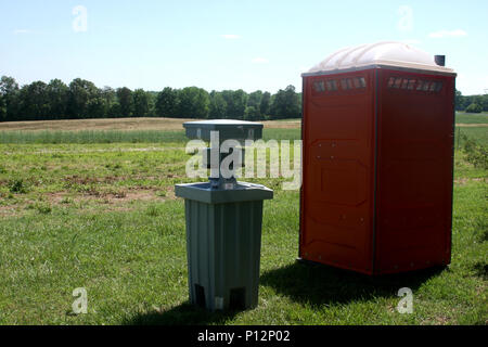 Tragbare Toilette und mobiles Waschbecken zum Händewaschen Stockfoto