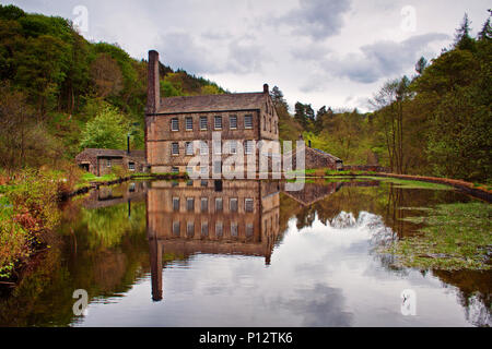 Gibson Mill im Frühjahr, mit Spiegelungen im Wasser Der mühlteich Stockfoto