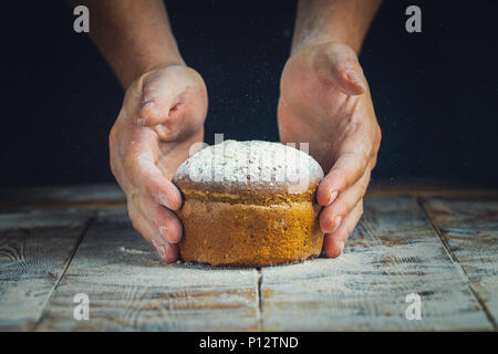 Baker Mann hält eine schöne runde Brot rustikalen Stil Stockfoto