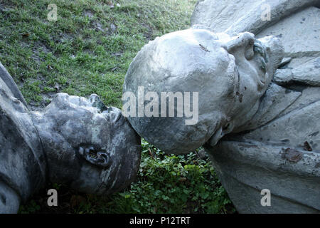 Statuen von Lenin und Petru Groza, die nach der antikommunistischen Revolution in Rumänien von 1989 aufgegeben wurden Stockfoto