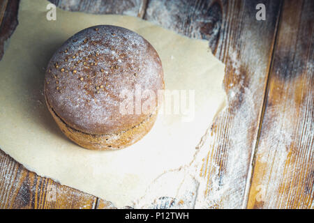 Frisch gebackenes Brot auf dunkelgrau Küche Tabelle, Ansicht von oben rustikalen Hintergrund Stockfoto