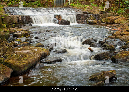 Wasser im oberen Bereich der Hebden Beck, Hebden Bridge, Yorkshire Stockfoto