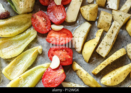 Herbst Mix aus Gemüse und Gewürze im Ofen gebacken, Kartoffeln, Paprika, Tomaten, Blumenkohl Stockfoto