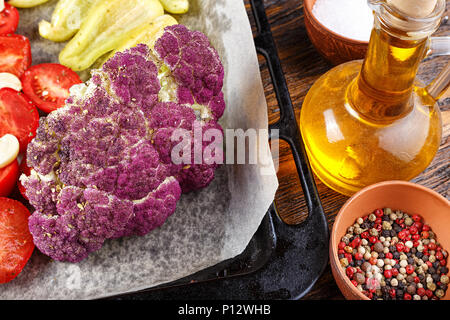 Verschiedene Gemüse für das Backen auf ein Backblech. Gesunde organische Lebensmittel und Gewürze Stockfoto