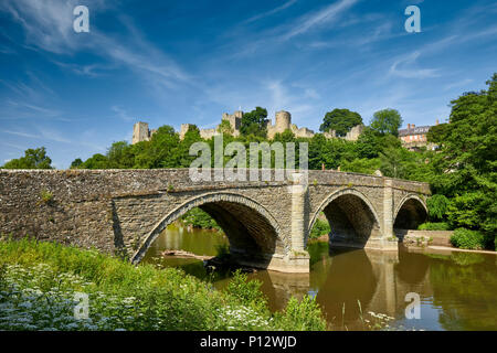 Dinham Brücke mit Ludlow Castle im Hintergrund Ludlow Shropshire West Midlands England Großbritannien Stockfoto