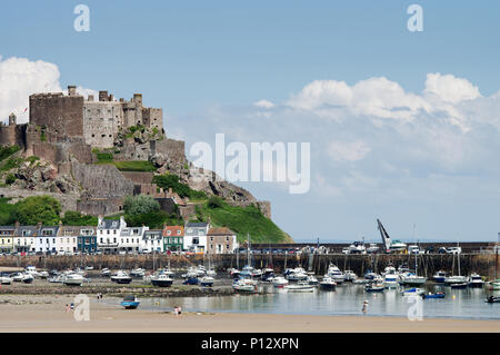 Malerische Mont Orgueil Castle - auch als Gorey Castle - vom Langen Strand gesehen bekannt. Jersey, Channel Islands Stockfoto