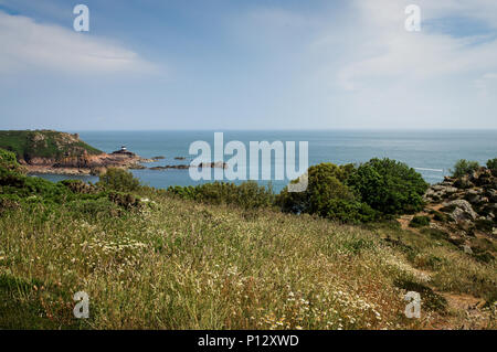 Anzeigen von Portelet Bay und die schwarzen und weißen Marine Peilstand 1 Turm von Portelet Common-Jersey, Channel Islands Stockfoto