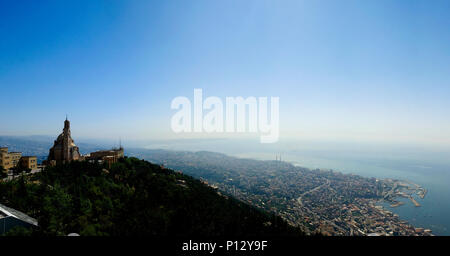 Antenne Panoramablick auf Basilika St. Paul in der Nähe von Harissa Berg im Libanon und die Stadt und die Bucht Jounieh, Libanon Stockfoto