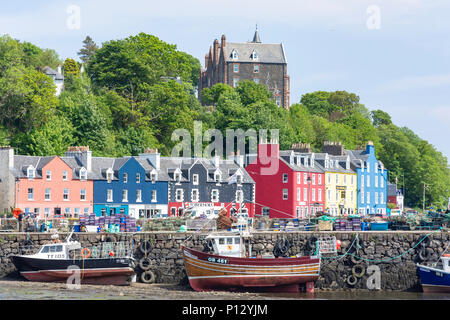 Farbenfrohe Häuser und Fischerboote am Kai, Tobermory, Isle of Mull, Inner Hebrides, Argyll und Bute, Schottland, Vereinigtes Königreich Stockfoto