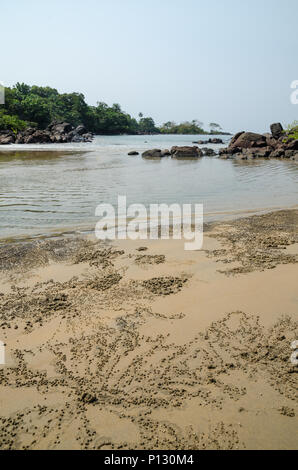 Schwarz Johnson Strand in Sierra Leone, Afrika mit ruhigen Meer und Sand Muster von Strand Krabben gemacht Stockfoto