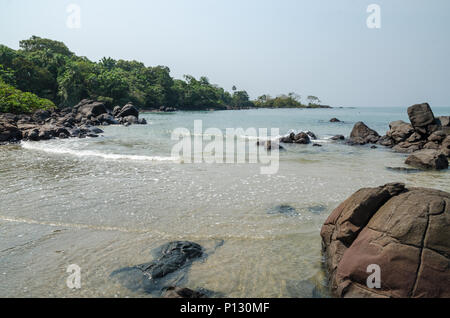 Schwarz Johnson Strand in Sierra Leone, Afrika mit ruhigem Meer, ropcks und verlassenen Strand Stockfoto